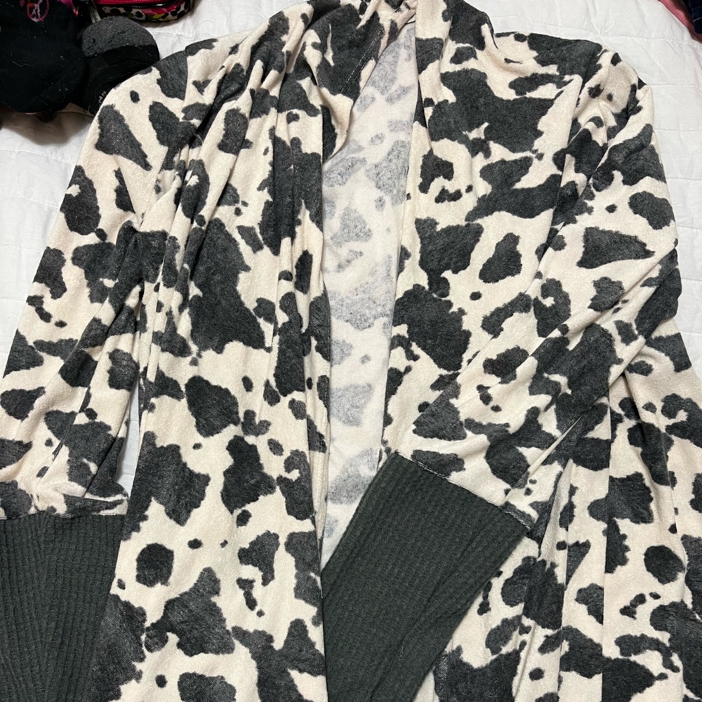 Women’s 2x cow print cardigan, long sleeve.
